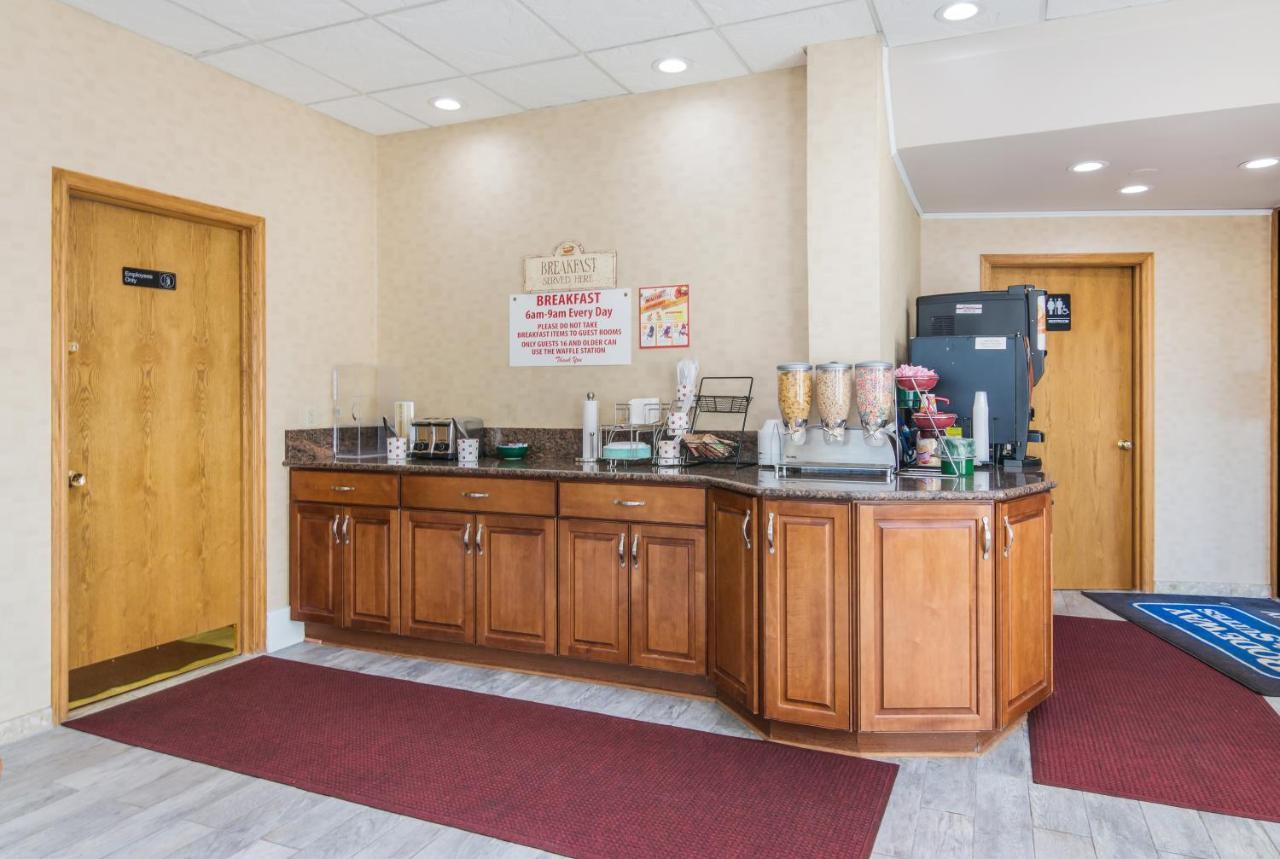 Rodeway Inn Weedsport Extérieur photo