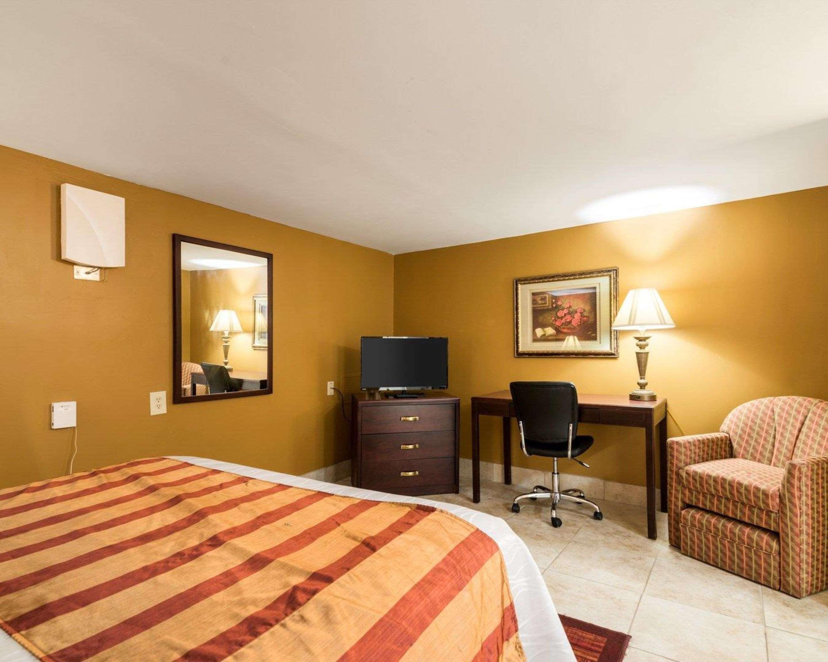 Rodeway Inn Weedsport Extérieur photo